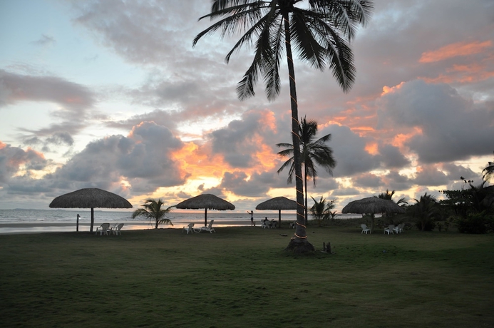 Imagen de los exteriores del Hotel Las Lajas Beach Resort. Foto 14