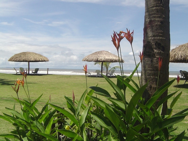 Imagen de los exteriores del Hotel Las Lajas Beach Resort. Foto 15