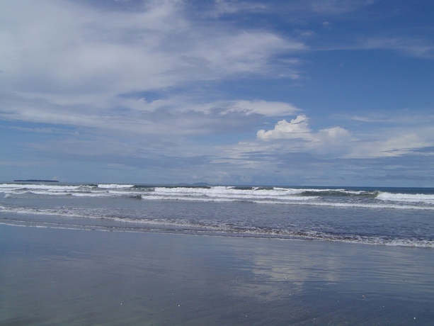 Imagen de los exteriores del Hotel Las Lajas Beach Resort. Foto 17