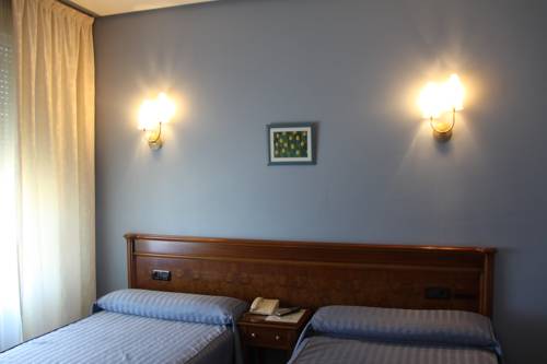 Imagen de la habitación del Hotel Las Moreras. Foto 13