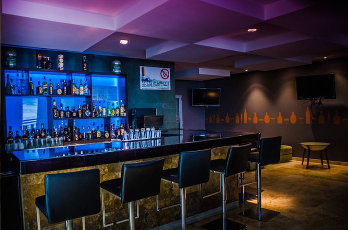 Imagen del bar/restaurante del Hotel Las Palmas Inn. Foto 2