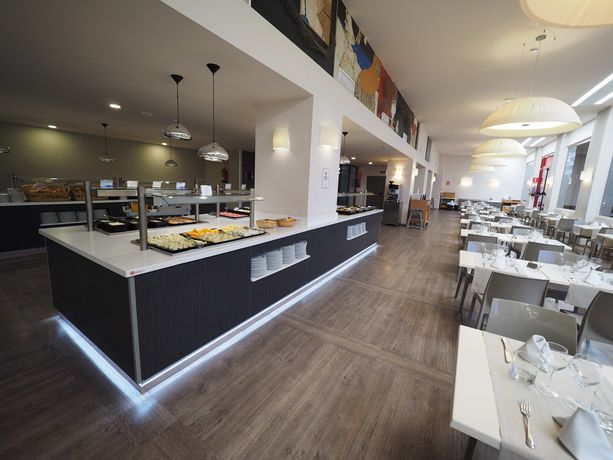 Imagen del bar/restaurante del Hotel Las Palmeras Affiliated by FERGUS. Foto 15