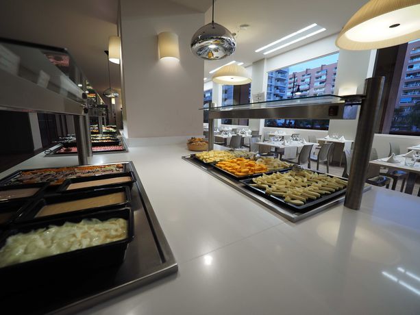 Imagen del bar/restaurante del Hotel Las Palmeras Affiliated by FERGUS. Foto 21