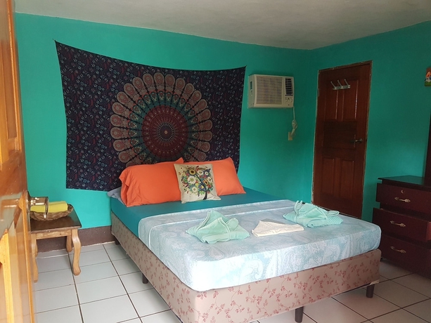 Imagen de la habitación del Hotel Las Palmeras Beachfront. Foto 4