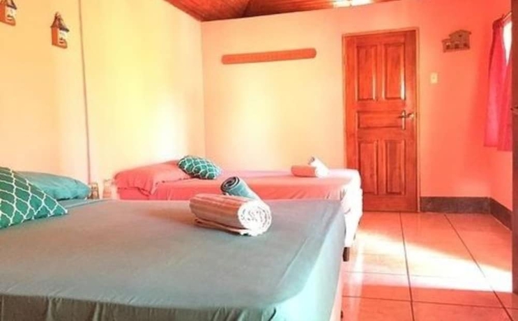 Imagen de la habitación del Hotel Las Palmeras Beachfront. Foto 7