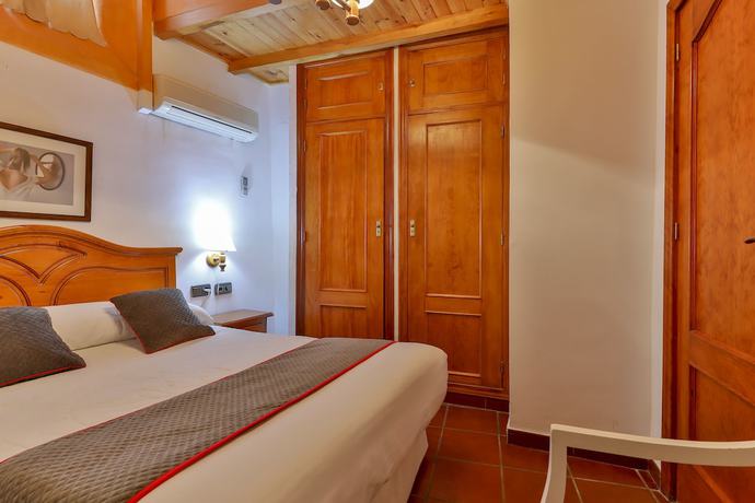 Imagen de la habitación del Hotel Las Palmeras By Vivere Stays. Foto 2