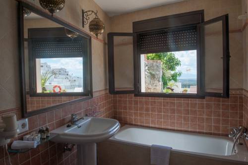 Imagen de la habitación del Hotel Las Palmeras del Califa. Foto 5