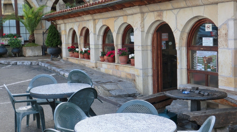 Imagen de los exteriores del Hotel Las Ruedas. Foto 9