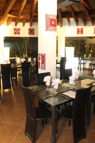 Imagen del bar/restaurante del Hotel Las Sirenas by Mayan Princess Rooms. Foto 4