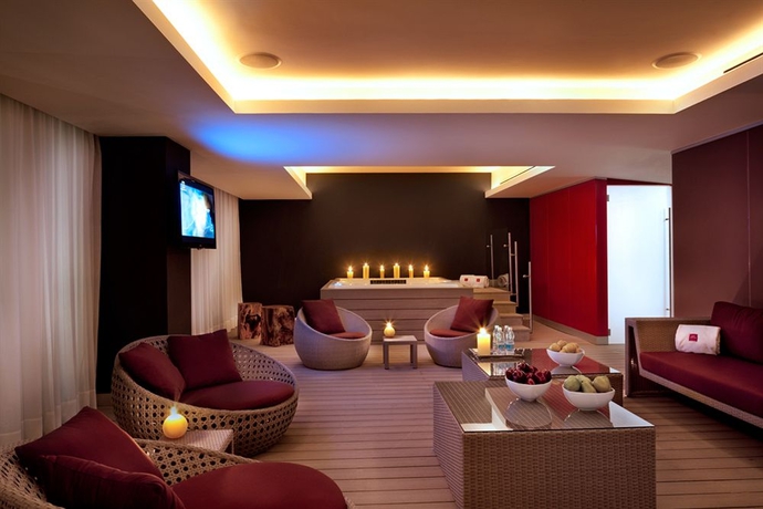 Imagen de la piscina del Hotel Las Suites Campos Eliseos. Foto 16