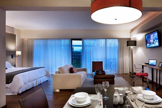 Imagen de la habitación del Hotel Las Suites Campos Eliseos. Foto 3