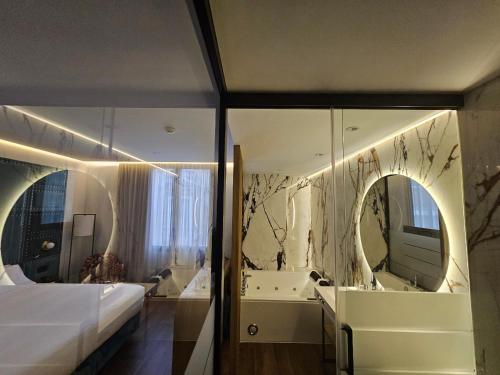 Imagen de la habitación del Hotel Las Tres Campanas. Foto 15