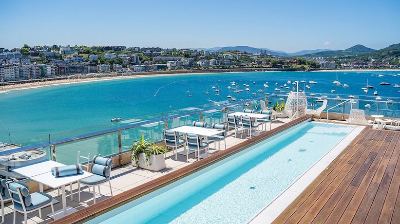 Imagen de la piscina del Hotel Lasala Plaza. Foto 11