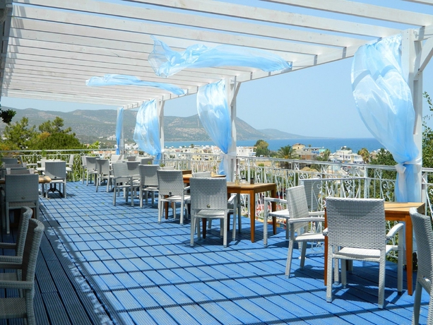 Imagen del bar/restaurante del Hotel Latchi Family Resort. Foto 2