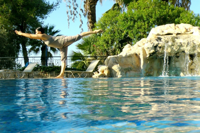 Imagen de la piscina del Hotel Latchi Family Resort. Foto 15