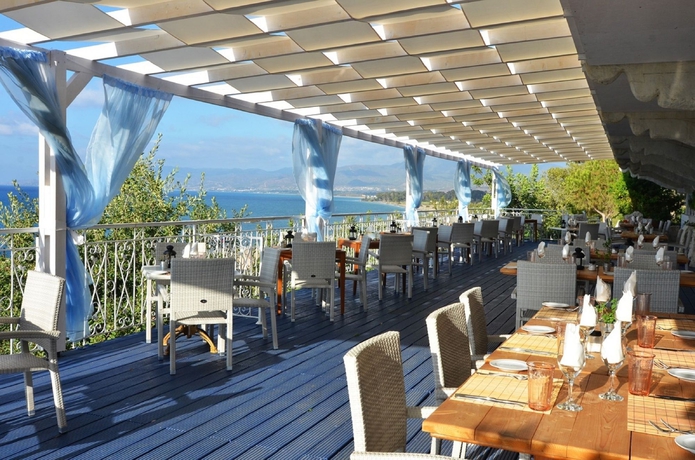 Imagen del bar/restaurante del Hotel Latchi Family Resort. Foto 3