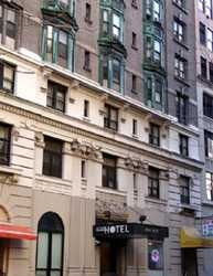 Imagen de los exteriores del Hotel Latham. Foto 3