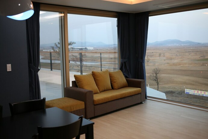 Imagen de la habitación del Hotel Latierra Terrace Golf Village. Foto 11