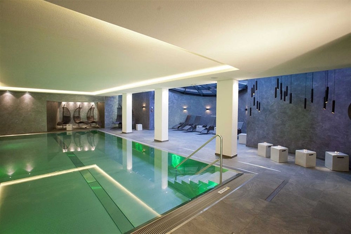 Imagen de la piscina del Hotel Latini. Foto 6