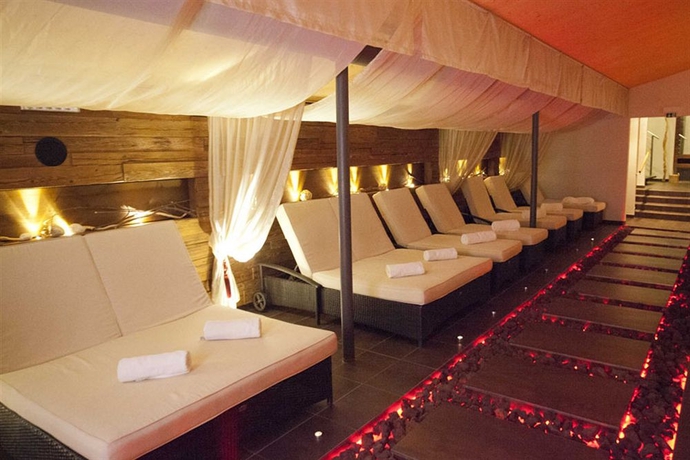 Imagen de la piscina del Hotel Latini. Foto 7