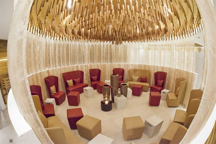 Imagen de la piscina del Hotel Latini. Foto 8