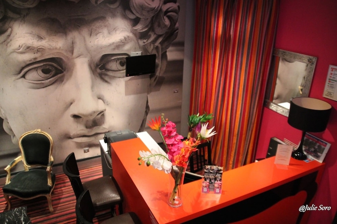 Imagen de los interiores del Hotel Latino Caf&eacute;. Foto 16