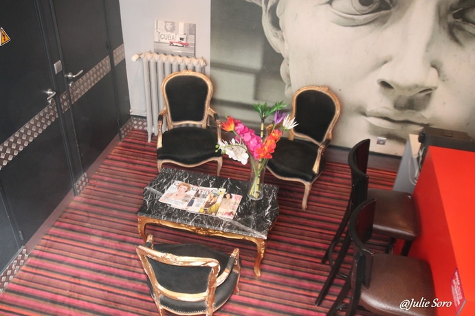 Imagen de los interiores del Hotel Latino Caf&eacute;. Foto 18