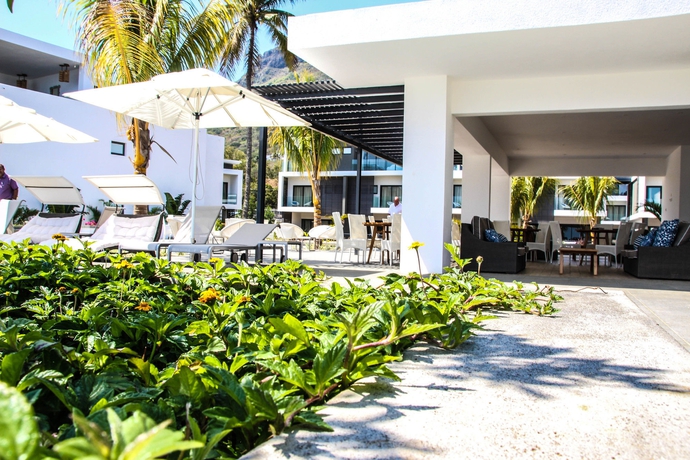 Imagen de la piscina del Hotel Latitude Luxury Seafront Apartments. Foto 15