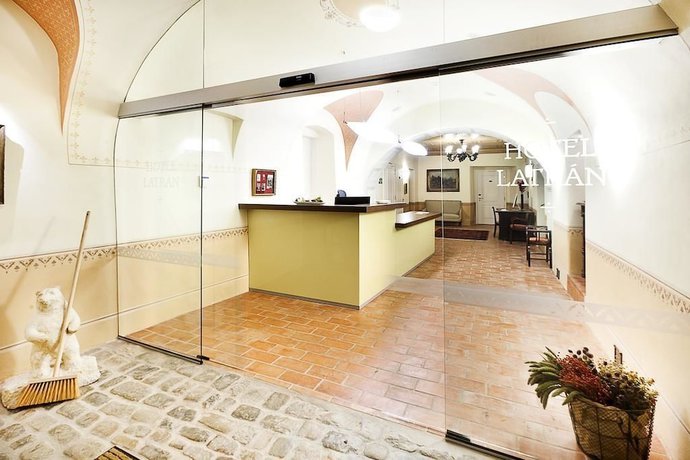 Imagen de los interiores del Hotel Latrán. Foto 19