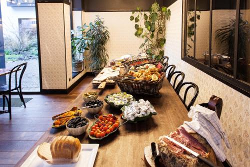 Imagen del bar/restaurante del Hotel Latroupe Jardin Secret. Foto 2