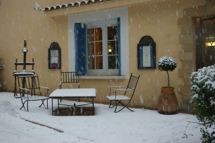 Imagen de los exteriores del Hotel L'auberge Des Glycines. Foto 14