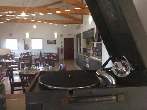 Imagen de la habitación del Hotel L'auberge Everhotel De Tarbes-ibos. Foto 8