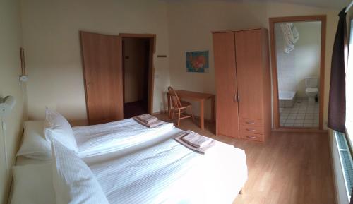 Imagen de la habitación del Hotel Laugarhóll with natural hot spring. Foto 1