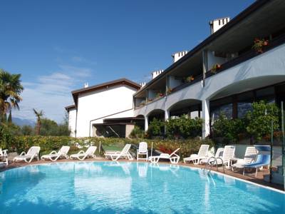 Imagen de la piscina del Hotel Laura Christina. Foto 5