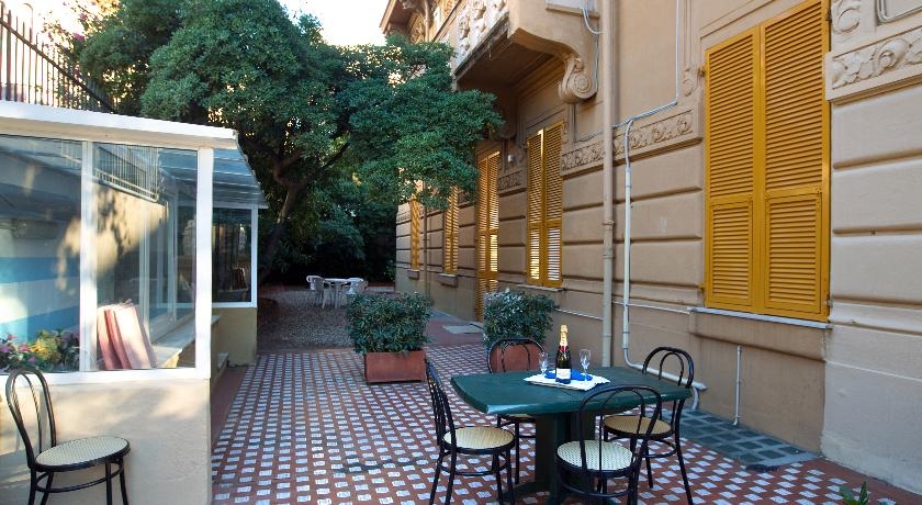 Imagen de los exteriores del Hotel Laurens. Foto 6