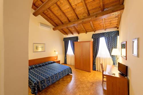 Imagen de la habitación del Hotel Lauri. Foto 11