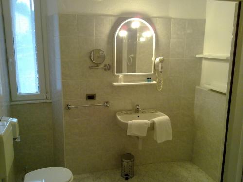 Imagen de la habitación del Hotel Lauro. Foto 7