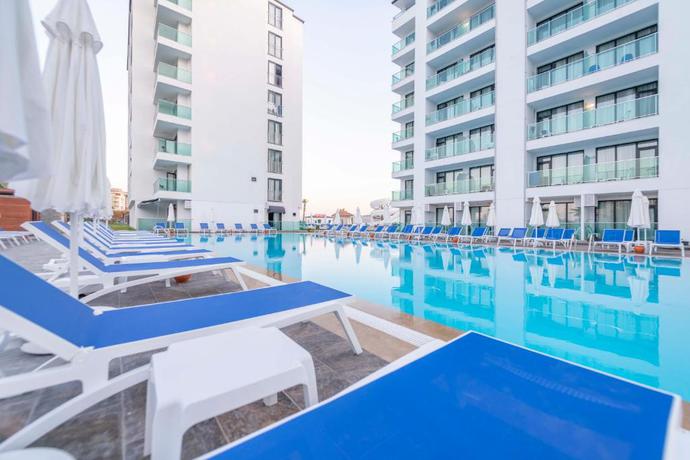 Imagen de la piscina del Hotel Lavia Lara. Foto 6