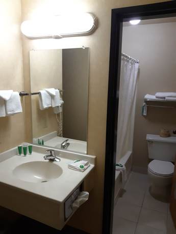 Imagen de la habitación del Hotel Lavissh Inn & Suites. Foto 3