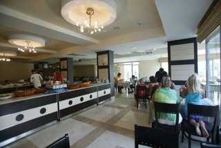 Imagen del bar/restaurante del Hotel Lavita'S. Foto 2