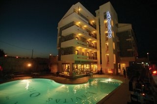 Imagen de la piscina del Hotel Lavita'S. Foto 6