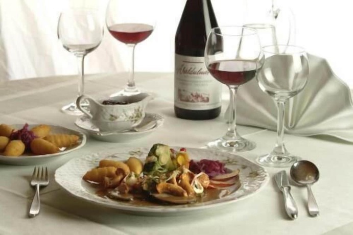 Imagen del bar/restaurante del Hotel Lawine. Foto 6