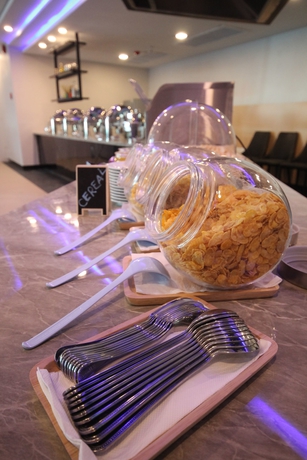 Imagen del bar/restaurante del Hotel Lawinta Pattaya. Foto 4