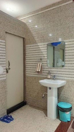 Imagen de la habitación del Hotel Laxmi Dormitory | 2 mins walk from Prem Mandir. Foto 12