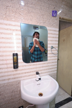 Imagen de la habitación del Hotel Laxmi Dormitory | 2 mins walk from Prem Mandir. Foto 14