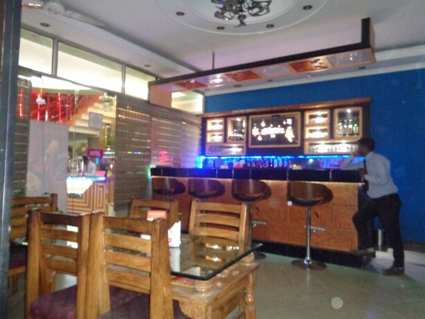 Imagen del bar/restaurante del Hotel Laxmi Palace, Dehradun. Foto 14