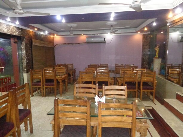 Imagen del bar/restaurante del Hotel Laxmi Palace, Dehradun. Foto 15