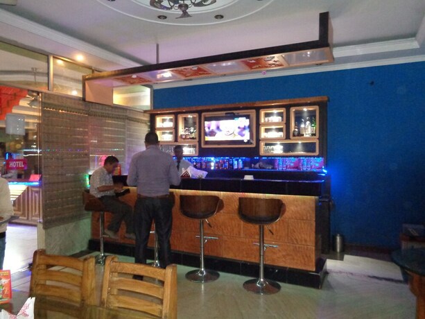 Imagen del bar/restaurante del Hotel Laxmi Palace, Dehradun. Foto 16