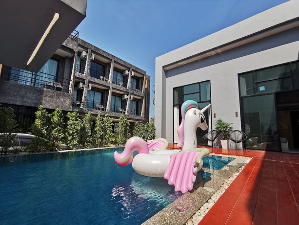 Imagen de la piscina del Hotel Lay Hotel. Foto 12