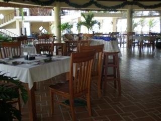 Imagen del bar/restaurante del Hotel Lazi Beach Resort. Foto 2